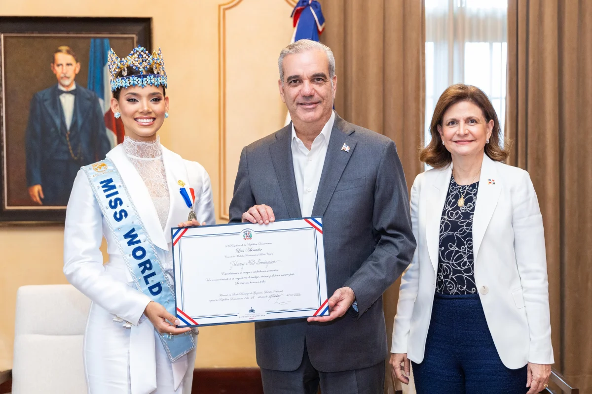 Abinader recibe en el Palacio Nacional a Miss Mundo 2026, Joheirry Mola