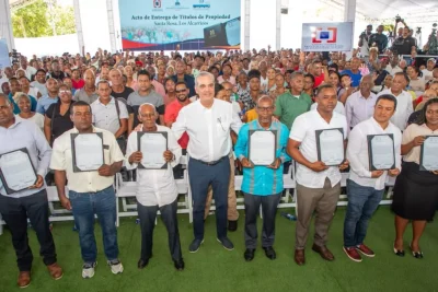 Abinader entrega 1,750 títulos de propiedad a familias de Los Alcarrizos
