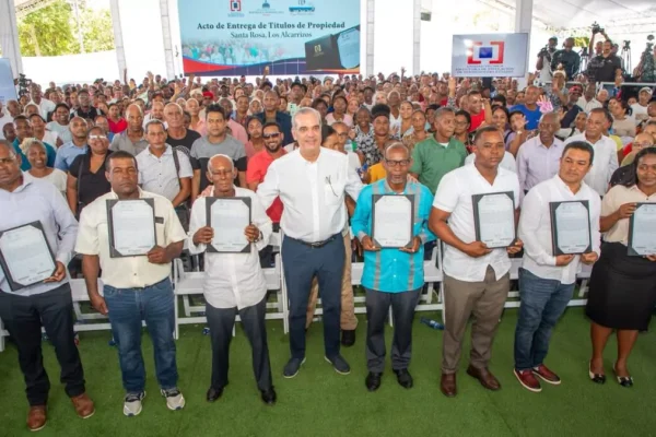 Abinader entrega 1,750 títulos de propiedad a familias de Los Alcarrizos