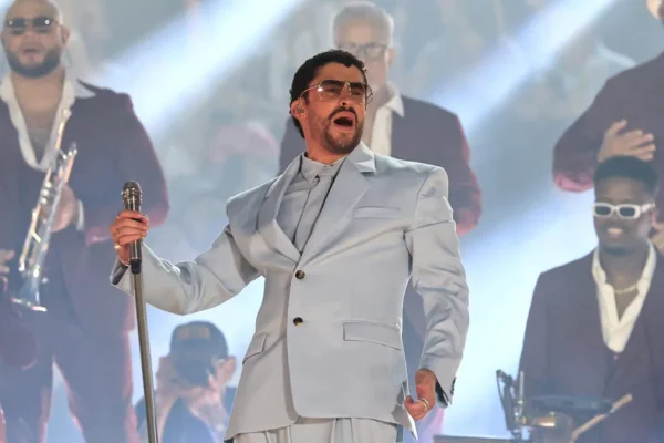 Bad Bunny gana su primer Emmy gracias a su espectáculo de medio tiempo de la Super Bowl