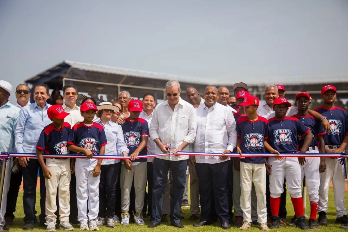 Abinader inaugura campo de béisbol Nelson Mateo con inversión de RD$50.5 millones en Pizarrete