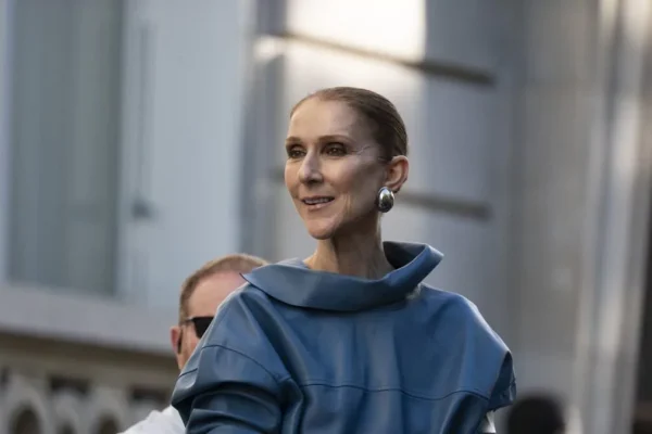 Céline Dion regresa este sábado a los escenarios en París tras seis años de ausencia