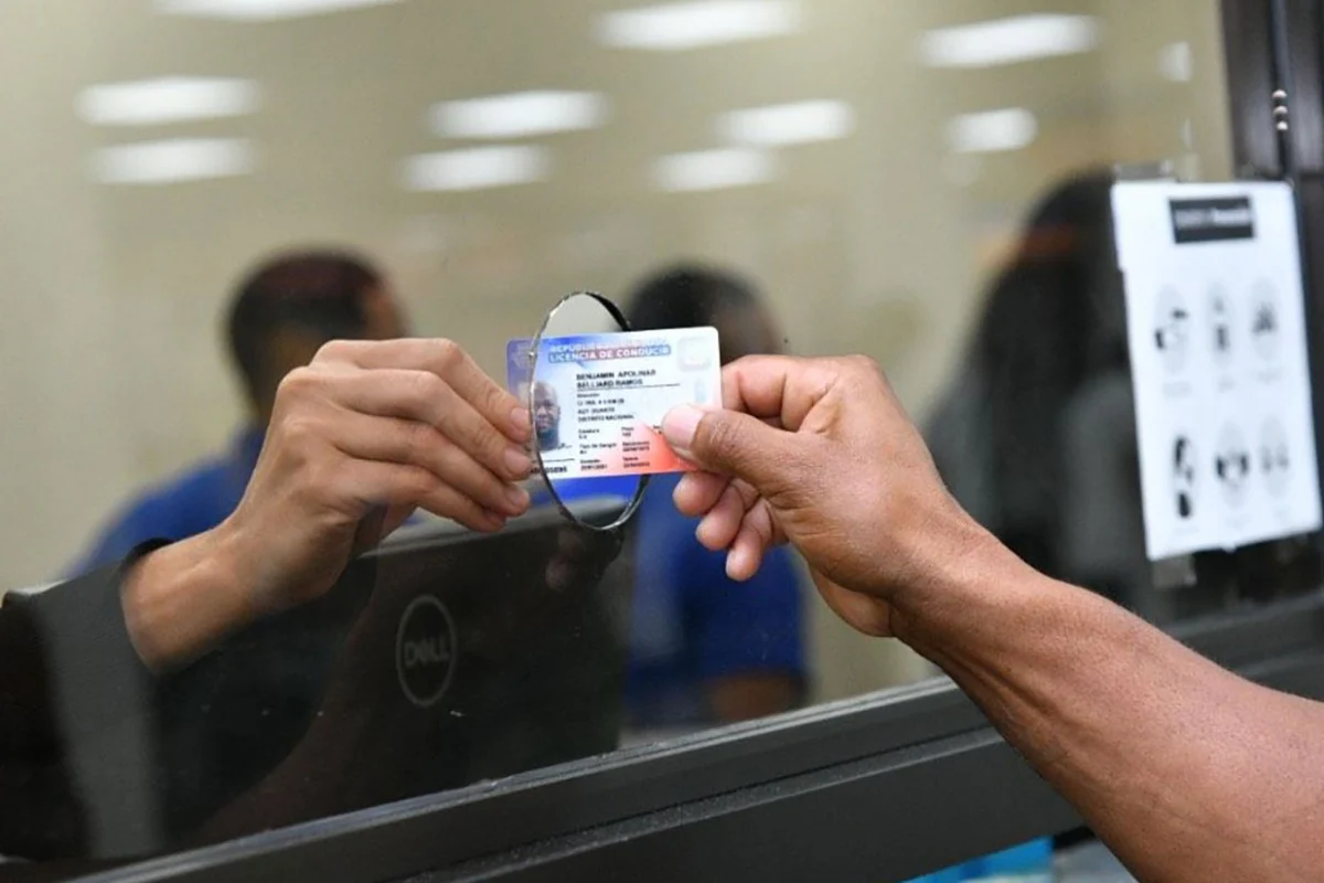 Poder Ejecutivo elimina restricción de edad para licencias de conducir