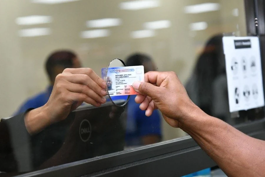 Poder Ejecutivo elimina restricción de edad para licencias de conducir