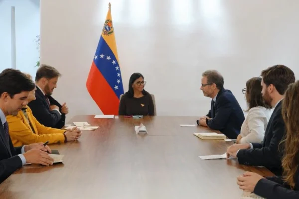 Delcy Rodríguez recibe a Human Rights Watch en Venezuela tras 18 años de ausencia