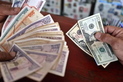 El dólar sube a nuevo récord de 750 pesos en mercado informal cubano
