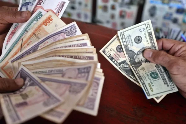El dólar sube a nuevo récord de 750 pesos en mercado informal cubano
