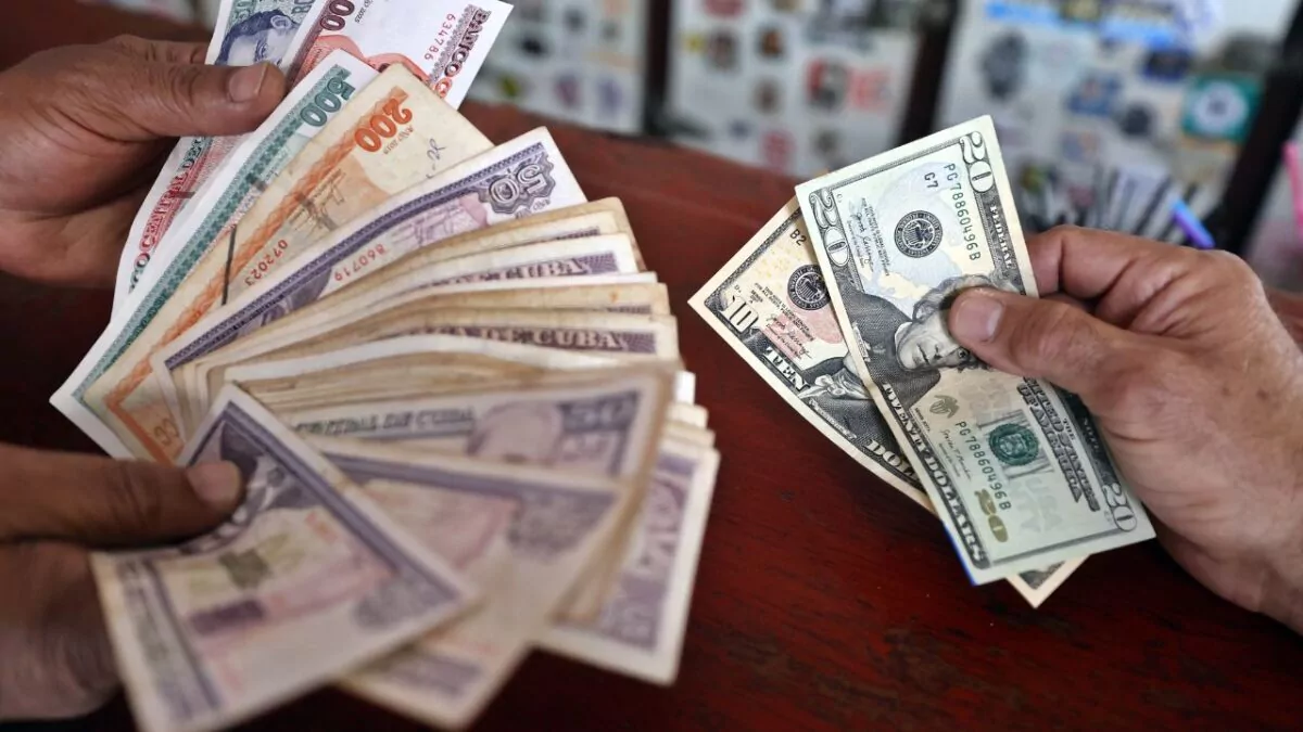 El dólar sube a nuevo récord de 750 pesos en mercado informal cubano