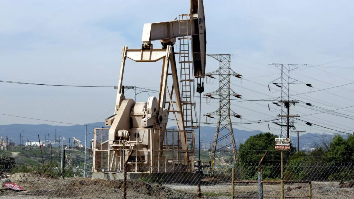 El petróleo de Texas sube un 1.48 %, hasta 90.70 dólares, pendiente de Oriente Medio