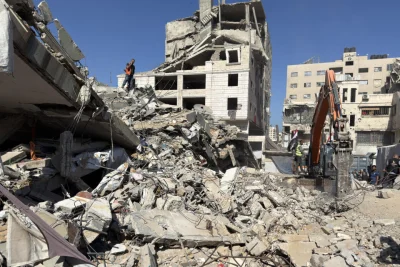 Al menos 20 muertos y 60 desaparecidos en el derrumbe de un edificio en Gaza bombardeado