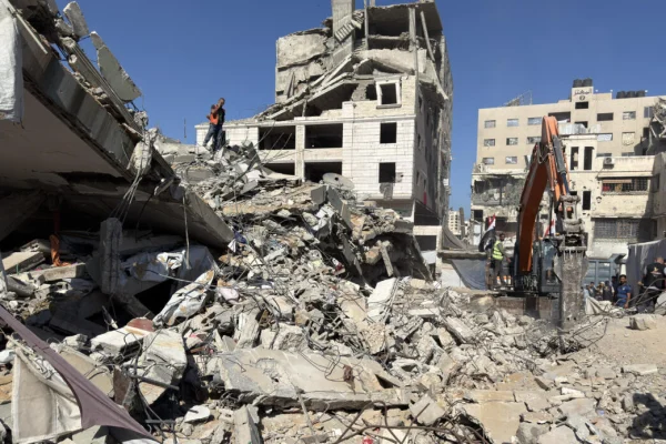 Al menos 20 muertos y 60 desaparecidos en el derrumbe de un edificio en Gaza bombardeado