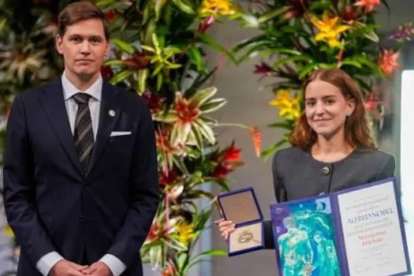 Hija de María Corina Machado recoge en Nueva York premio al liderazgo concedido a su madre