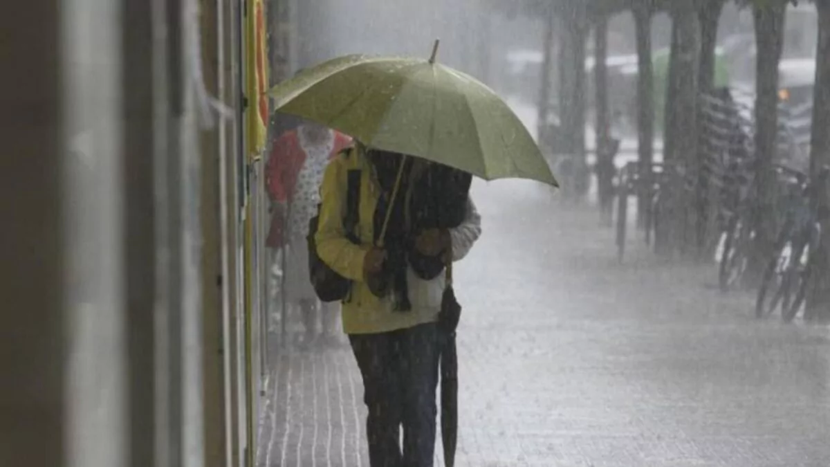 Onda tropical se aleja, pero dejará aguaceros y tormentas eléctricas este viernes