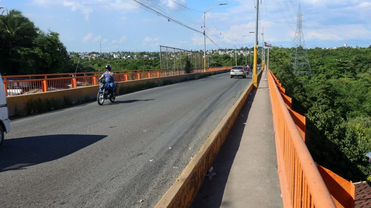 MOPC restringe el tránsito en el puente La Barquita por trabajos de mantenimiento