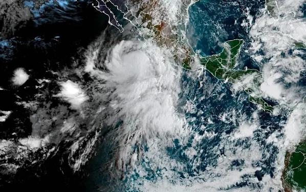El huracán Rachel se intensifica a categoría 2 frente a las costas del Pacífico mexicano