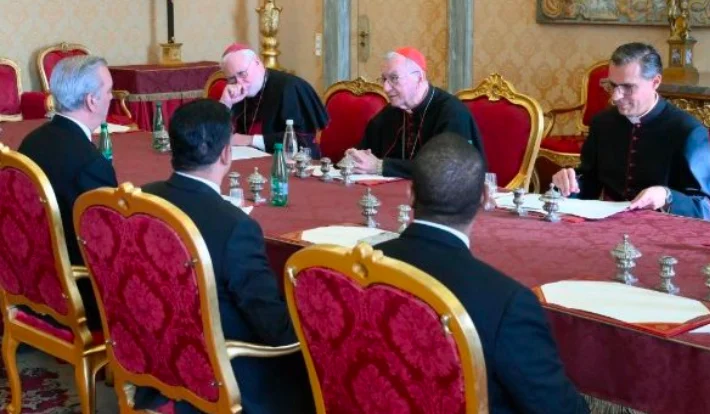 Abinader entrega invitación al papa León XIV y aborda situación de Haití y Cuba con Pietro Parolin