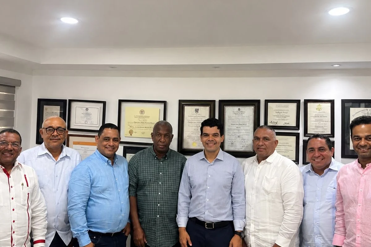 Cinco exdiputados se suman al proyecto presidencial de Wellington Arnaud