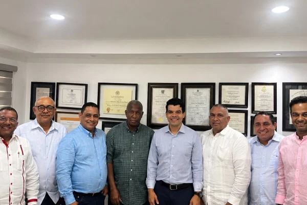 Cinco exdiputados se suman al proyecto presidencial de Wellington Arnaud