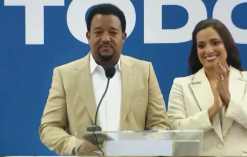 «Yo sé a quien le toqué las puertas y quien me abrió, usted es mi amigo»: Pedro Martínez agradece apoyo de Luis Abinader