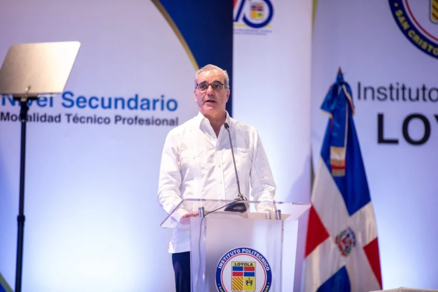 Abinader a nuevos técnicos del Loyola: “Ninguna máquina sustituye la dignidad humana”