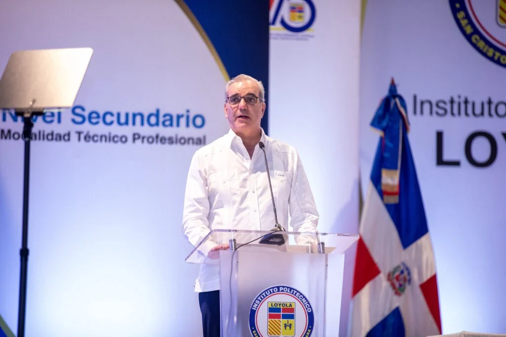 Abinader a nuevos técnicos del Loyola: “Ninguna máquina sustituye la dignidad humana”