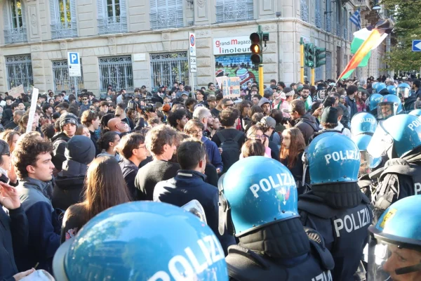 Miles de personas protestan en Italia contra el alto costo de la vida y las políticas de Meloni