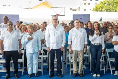 Abinader entrega 422 títulos de propiedad que benefician a 1,692 personas en Santo Domingo