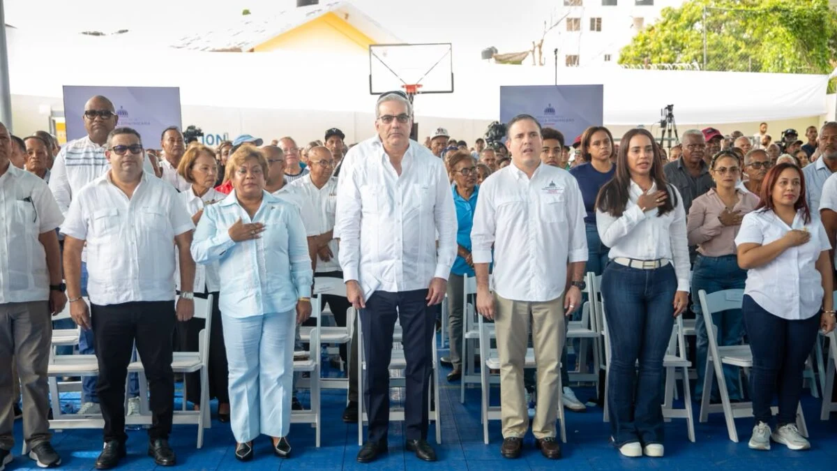 Abinader entrega 422 títulos de propiedad que benefician a 1,692 personas en Santo Domingo