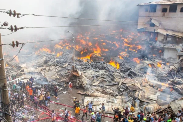 Un incendio en la India arrasa con cinco comercios temporales y deja al menos un muerto