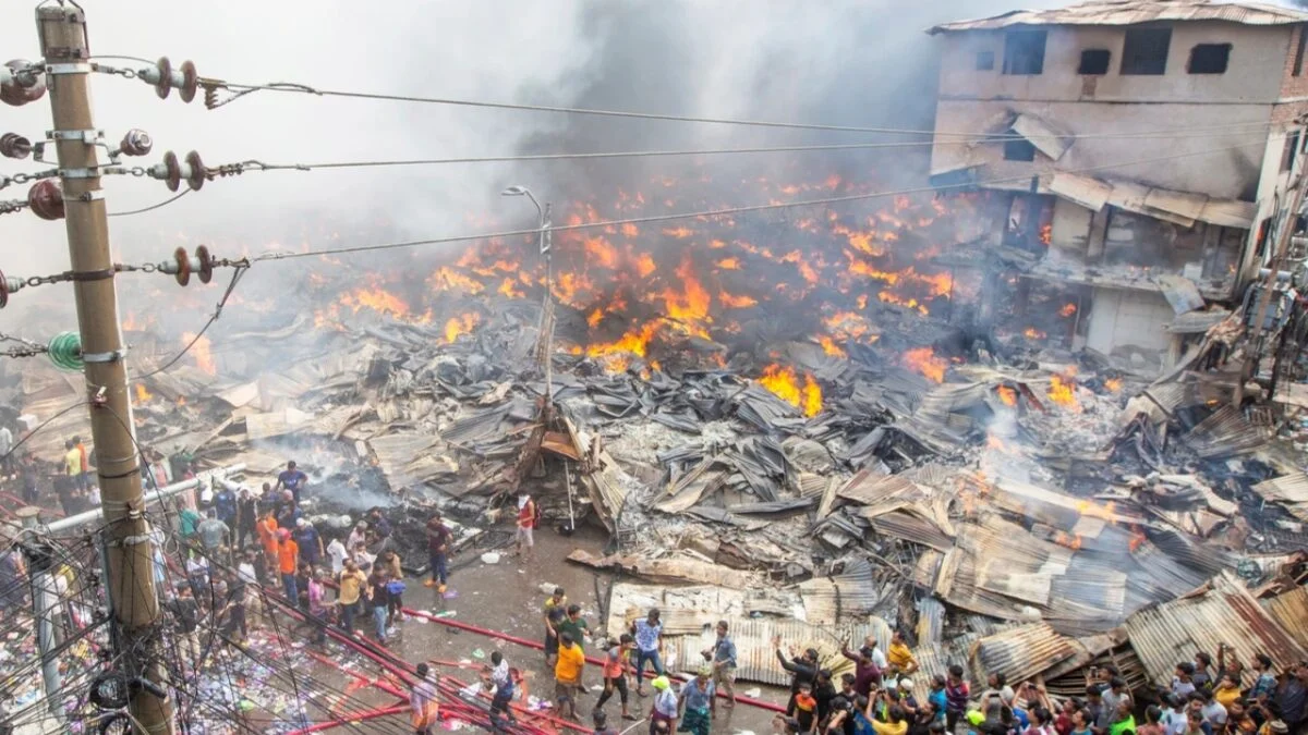 Un incendio en la India arrasa con cinco comercios temporales y deja al menos un muerto