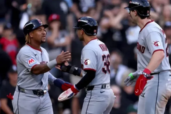 Cleveland se resiste a la eliminación y vence a White Sox para poner la serie 2-1