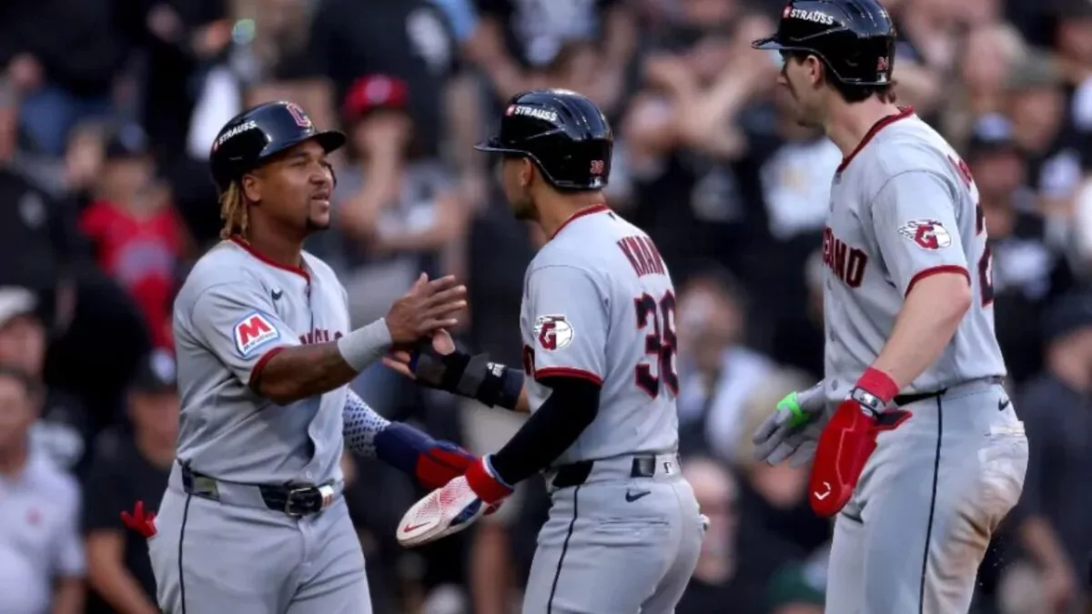 Cleveland se resiste a la eliminación y vence a White Sox para poner la serie 2-1