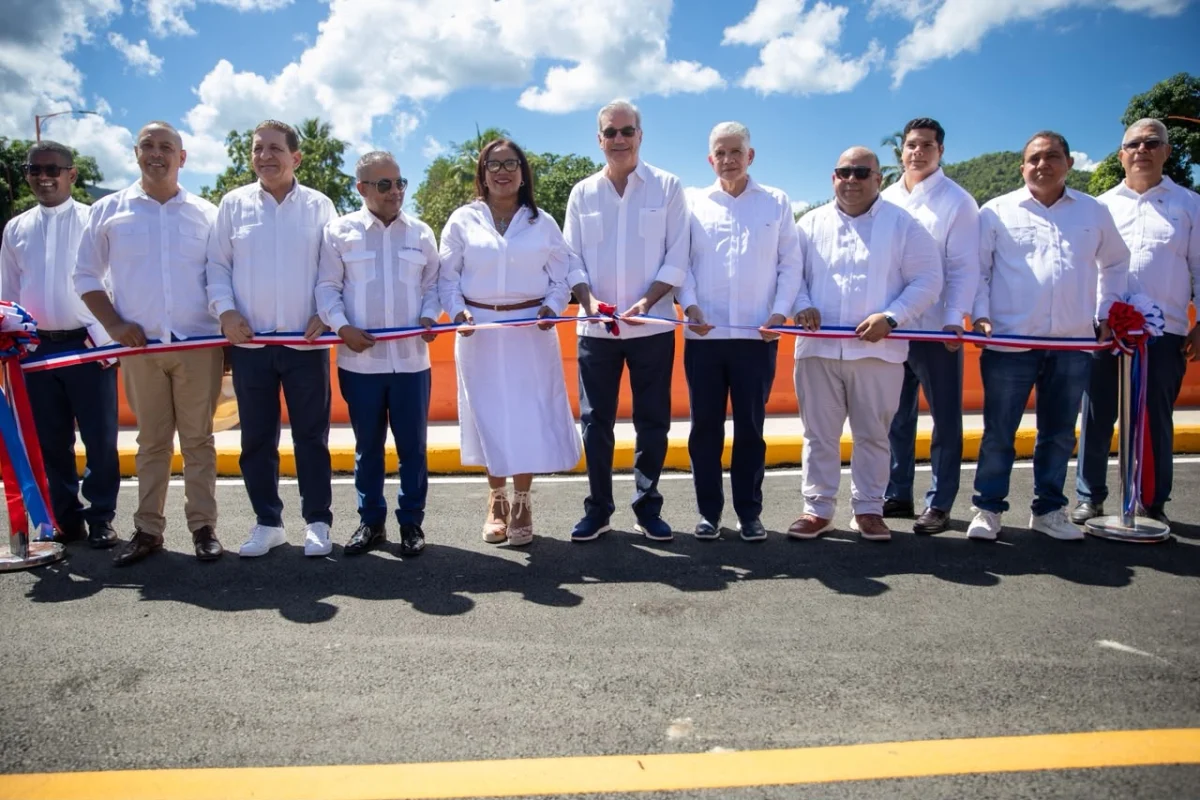 Abinader inaugura puente sobre el río La Leonora en Maimón