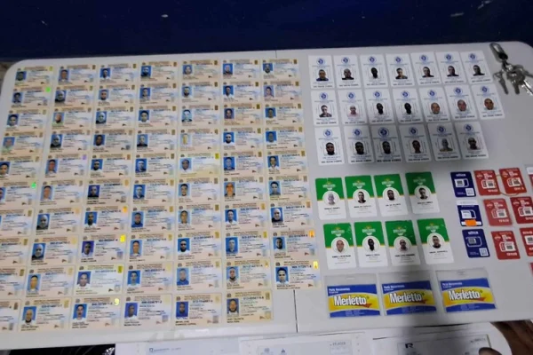 Apresan a cuatro hombres por presunta falsificación de cheques y documentos en Moca