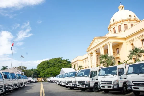 Gobierno entrega de 50 camiones compactadores