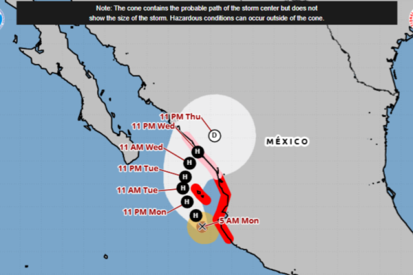 Huracán Simón mantiene categoría 3 frente a México y amenaza con lluvias y fuerte oleaje