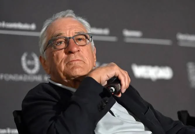 El actor Robert De Niro arremete contra Trump y le llama «cobarde» y «trozo de mierda» en un acto público
