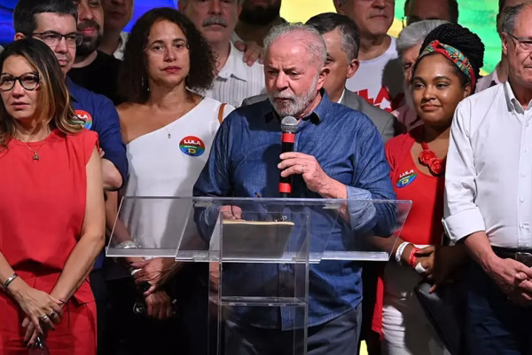Lula reconoce que el resultado en primera vuelta es «inesperado» y critica a Bolsonaro