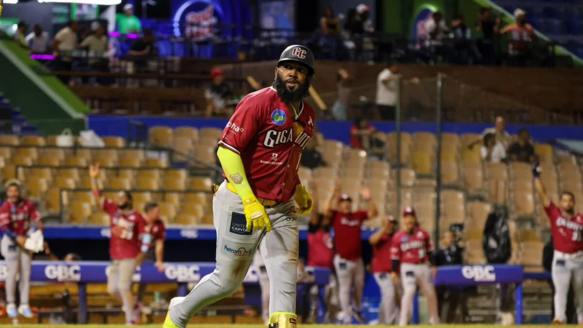 Marcell Ozuna dispara grand slam y guía remontada de Gigantes ante el Escogido
