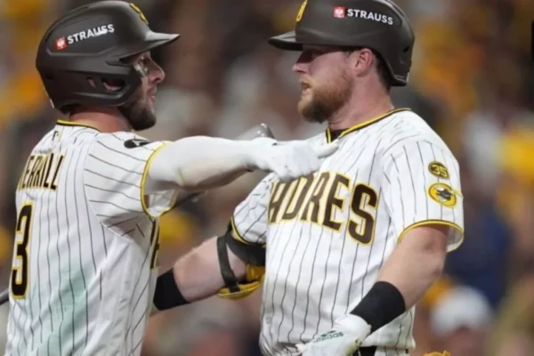 Padres vencen 4-3 a Cerveceros y mantienen viva la serie divisional