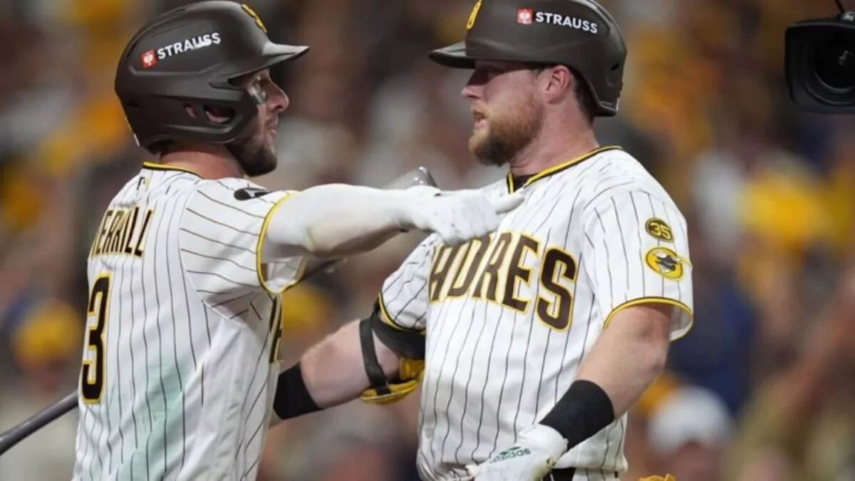 Padres vencen 4-3 a Cerveceros y mantienen viva la serie divisional