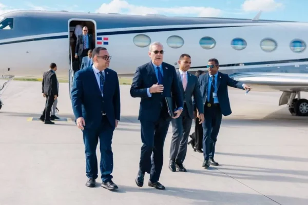 Presidente Abinader llega a Praga para participar en Conferencia Anual Forum 2000