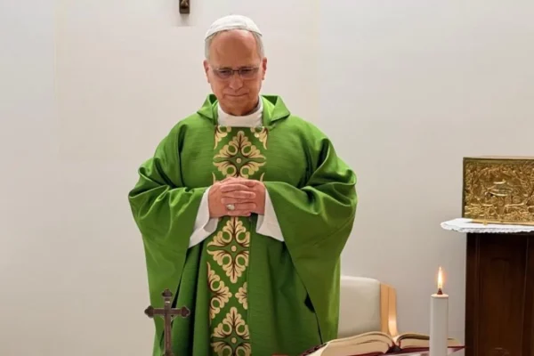 Primera foto del papa tras su operación: oficiando misa con su secretario peruano