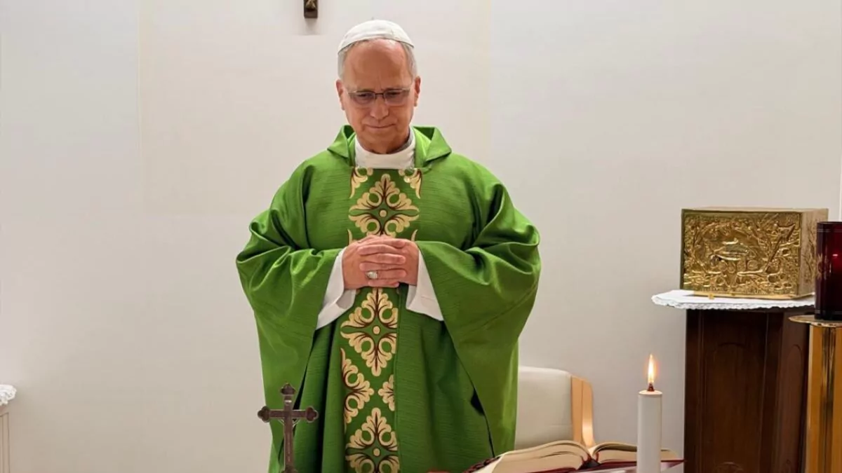 Primera foto del papa tras su operación: oficiando misa con su secretario peruano