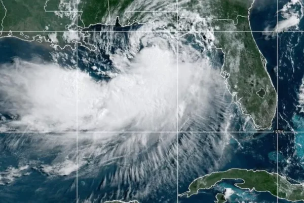 La tormenta Isaías podría convertirse en huracán el jueves rumbo al sur de EE.UU.